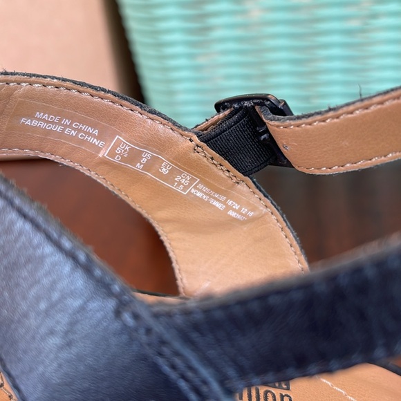 Clarks Zia Noble Women’s Open Toe Ankle Strap Wedge
Sandals - Picture 8 of 9